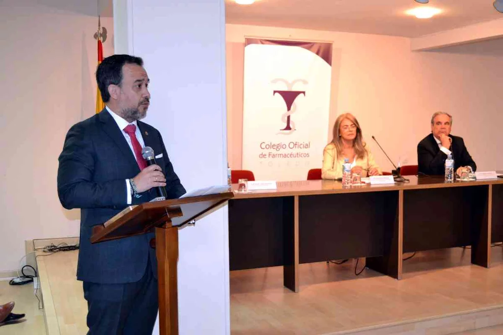 Francisco Jimeno, presidente del COF de Toledo, revalidando su cargo en la toma de posesión: Foto: COF DE TOLEDO.