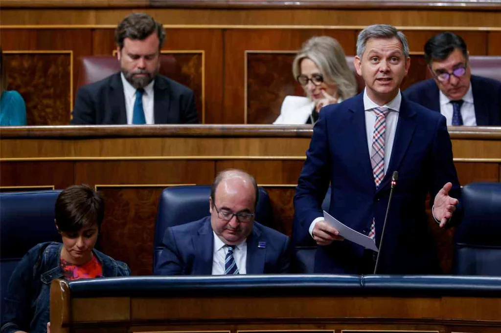 El ministro de Sanidad, José Manuel Miñones, interviene en la última sesión de control antes de la campaña de las elecciones municipales y autonómicas del 28 M, este miércoles en el Congreso de los Diputados en Madrid. Foto: EFE/JAVIER LIZÓN.