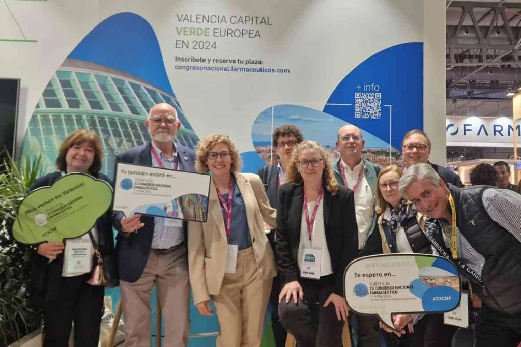 Jaime Giner, presidente del COF de Valencia, con parte de su equipo en el 'stand' de Infarma reservado para el 23 Congreso Nacional Farmacéutico. Foto: MICOF.