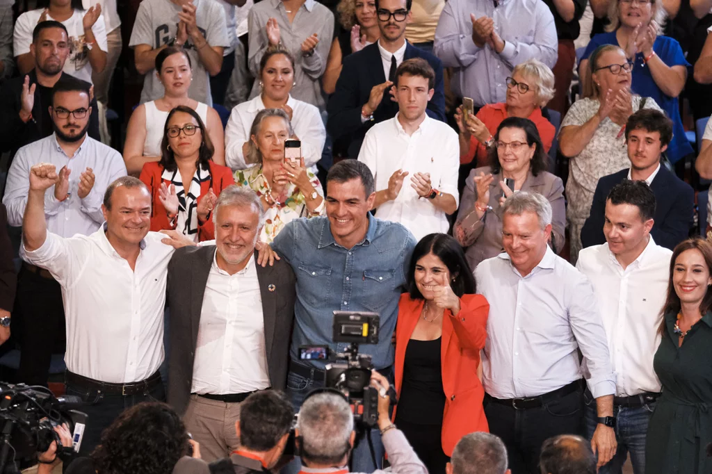 El presidente del Gobierno, Pedro Sánchez, acompañado por el alcalde de Las Palmas de Gran Canariadurante el acto que los socialistas celebraron este mayo sábado en Las Palmas de Gran Canaria. EFE/Ángel Medina G.