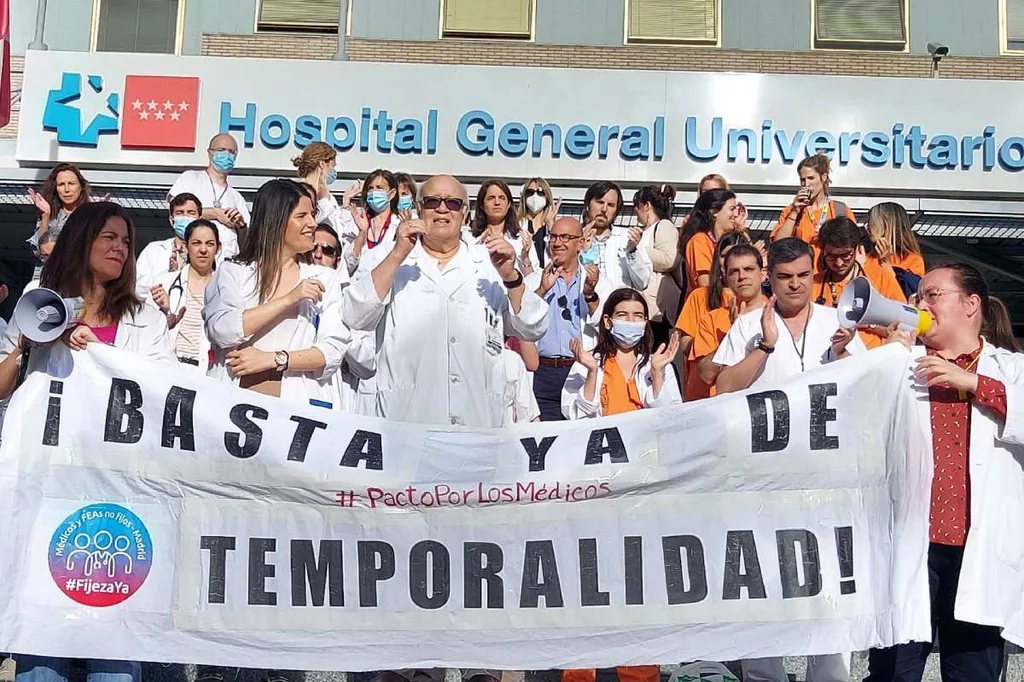 Aspecto de la concentración de protesta celebrada esta mañana a las puertas del Hospital Universitario Gregorio Marañón. Foto: PLATAFORMA DE FACULTATIVOS.