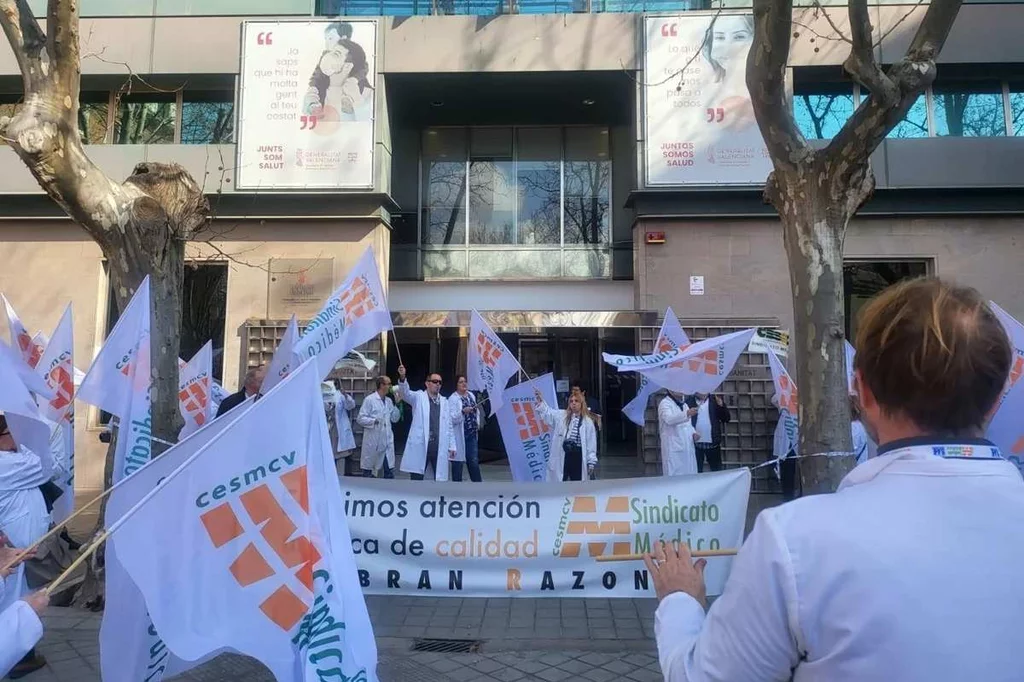 Concentración de delegados de CESM-CV ante la sede de la Consejer�a de Sanidad de la Comunidad Valenciana. Foto: CESM-CV.