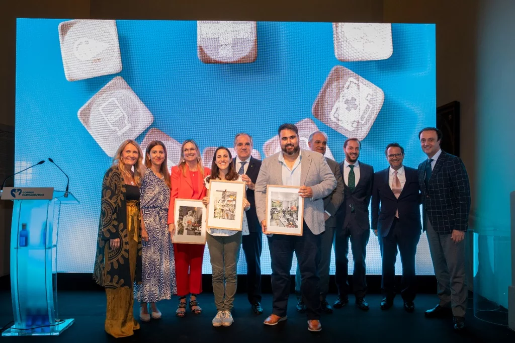 Los premiados en la primera edición de Farmasist, arropados por autoridades y representantes de Unidad Editorial. Foto: SERGIO G. VALERO