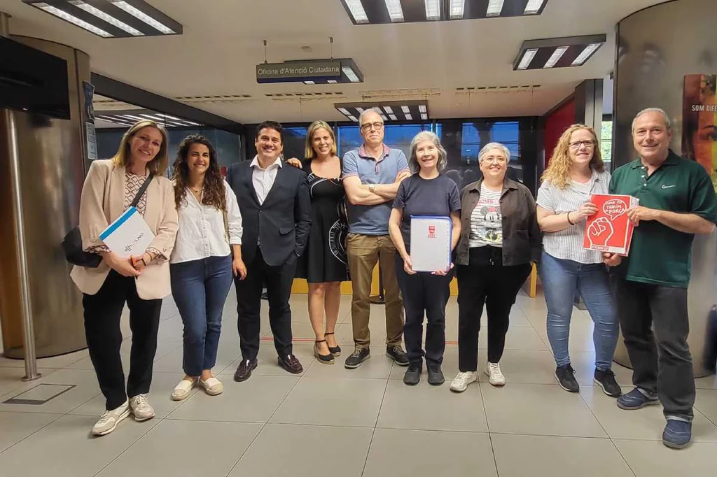 Los firmantes del acuerdo parcial: Elena de la Campa y Noelia Santiago, por la UCH; Joan Deu y Anna Zarzosa, por ACES; el presidente de la mesa de negociación, Rodrigo de la Torre; Patricia Carreras y Gema López, por UGT, y Alicia Hernández y Josep Maria Yagüe, por CCOO. Foto: ACES