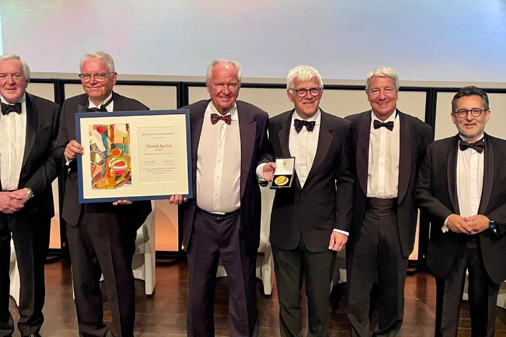 Dereck Alderson, ex presidente del ‘Royal College of Surgeons of England’ y vicepresidente de la BJS Society; Anders Bergenfelz, presidente de BJS Society; el cirujano galardonado Henrik Kehlet; Steve Wigmore, tesorero de la BJS Society; Nicolas Damartines, vicepresidente de BJS Society, y Julio Mayol, secretario de BJS Society.