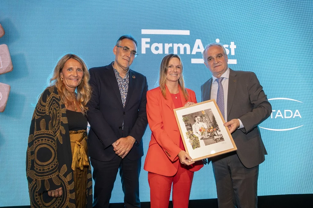 Rosario Serrano, directora de negocio del Área de Salud de Unidad Editorial; Raúl Pesquera, consejero de Sanidad de Cantabria; Rita de la Plaza, presidenta del COF de Cantabria, y Antonio Mingorance, presidente de Bidafarma. Foto: SERGIO G. VALERO