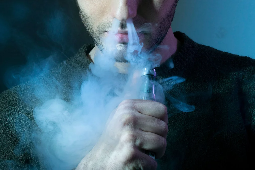 MÃ¡s del 19% de los adolescentes de entre 14 y 18 aÃ±os fuma y el 21% usa cigarros electrÃ³nicos. IlustraciÃ³n: GABRIEL SANZ