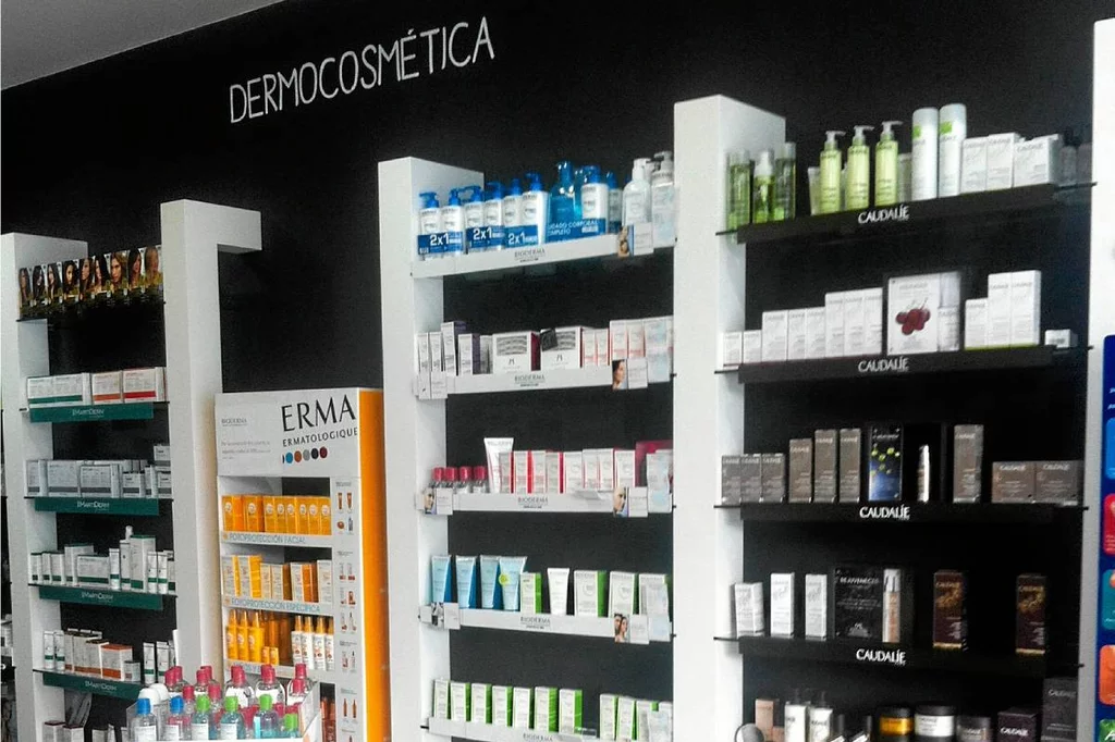 La dermofarmacia es la rama de la farmacia que se ocupa del estudio y la fabricaciÃ³n de productos para aplicaciÃ³n tÃ³pica, tanto terapÃ©uticos como cosmÃ©ticos, que se aplican sobre la piel, el cabello las uÃ±as y la mucosa oral y vaginal.Â Foto: CF.
