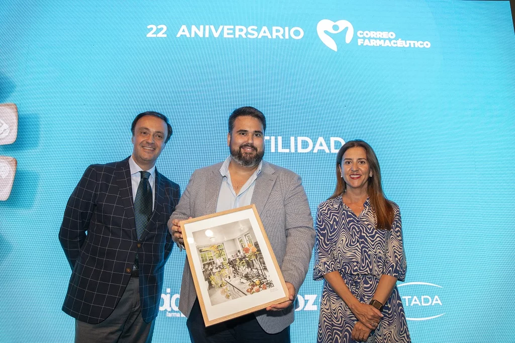 Luis Asejo, director de Ventas de Unidad Editorial; Julián Lanez, miembro de la Asociación de Farmacéuticos con Iniciativa, y Mar Fábregas, directora general de Stada. Foto: SERGIO G. VALERO