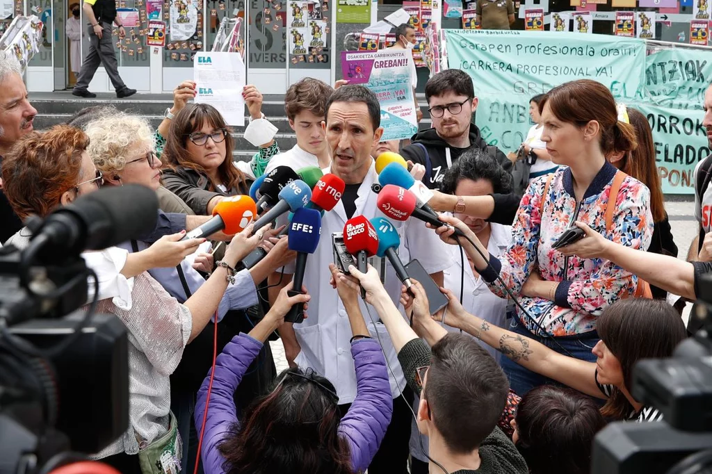 El subdirector médico de la OSI Donostialdea de Osakidetza, Xabier Zubeldia, en declaraciones a los medios de comunicación. Foto: EFE/JUAN HERRERO.