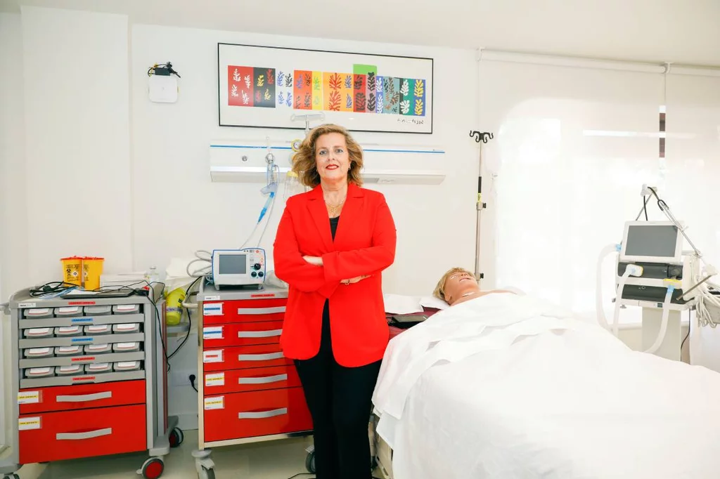 Carola GimÃ©nez-Esparza Vich, presidenta de la Semicyuc hasta 2025, en la sala de simulaciÃ³n de UCI instalada en la sede madrileÃ±a de la sociedad cientÃfica. Fotos y vÃdeo: SERGIO ENRÃQUEZ-NISTAL.