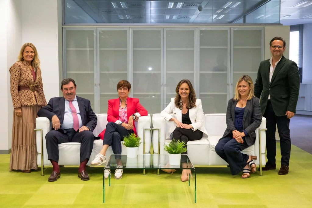 Rosario Serrano, directora de Negocio del Área de Salud de UE, y Daniel Aparicio, director editorial del Área de Salud de UE, flanquean al jurado compuesto por Domingo del Cacho, de Sedisa; Ana Dago,  de la Fundación Pharmeceutical Care; Ana López-Casero, del Consejo de COF; Carina Escobar, de la POP. Foto: SERGIO G. VALERO