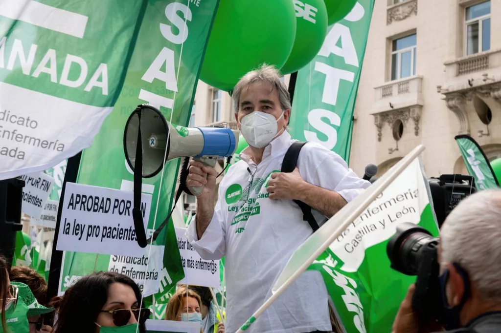 Manuel Cascos, presidente de Satse, durante una manifestaciÃ³n del sindicato. Foto: JOSÃ‰ LUIS PINDADO.