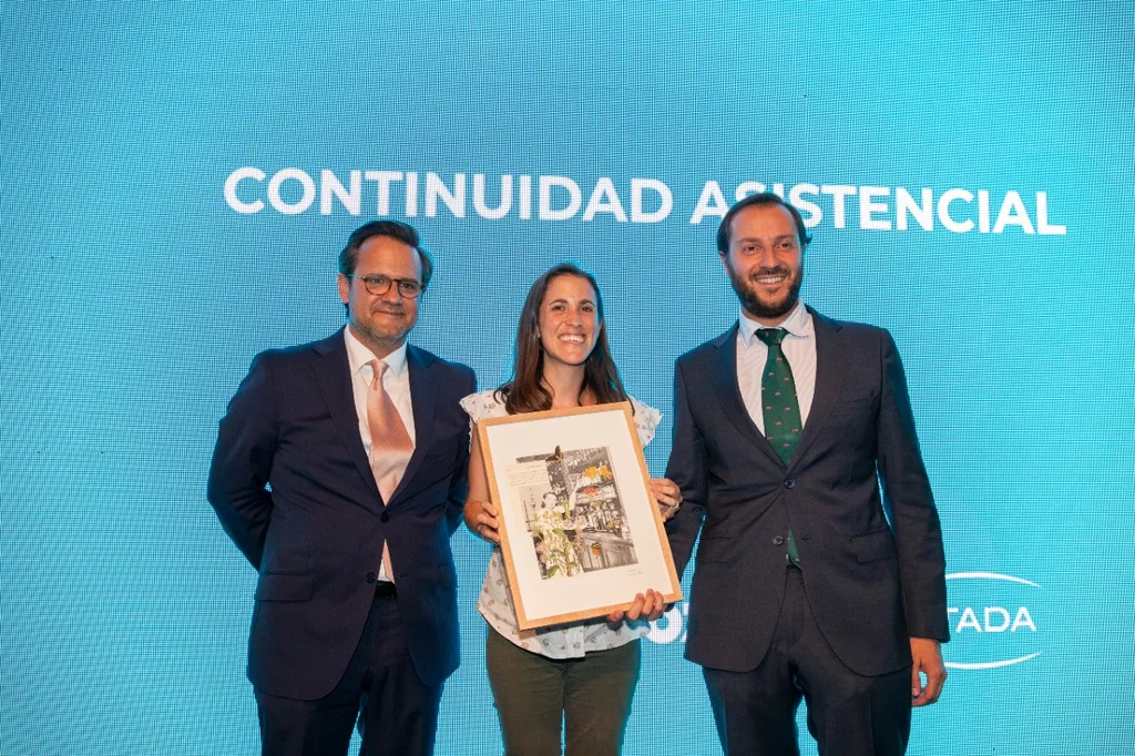 Daniel Aparicio, director de CF, e  Ignacio Ortn, director comercial de Sandoz, flanquean a Cristina Ortega, farmacéutica interna residente del Servicio de Farmacia del Hospital General Universitario Gregorio Marañón. Foto: SERGIO G. VALERO