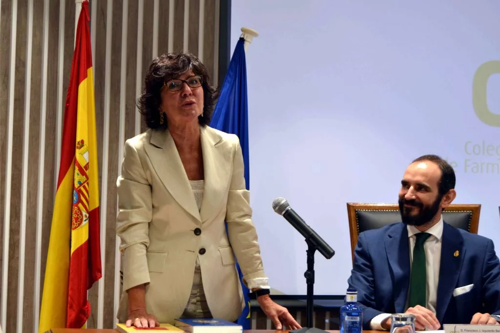 Marta Arteta, tomando posesión ante la mirada del presidente saliente, Francisco Izquierdo. Foto: COF DE CIUDAD REAL.