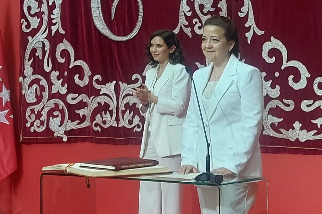 La consejera de Sanidad, Fátima Matute, toma posesión al frente de Sanidad en el Gobierno autonómico de Madrid, con Isabel Díaz Ayuso al fondo. Foto: C.T.