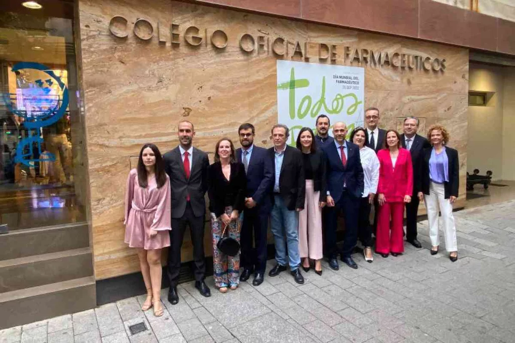 Pablo Silvestre Molina, nuevo presidente del COF de Albacete (el cuarto por la derecha, primera fila), al frente de su Junta Directiva.