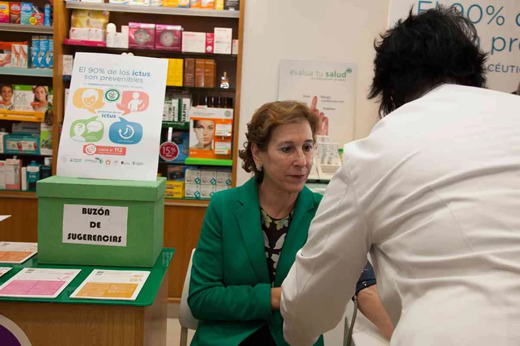 Una farmacéutica de La Rioja atendiendo en la campaña de prevención del ictus. Foto: CONSEJERÍA DE SALUD DE LA RIOJA.