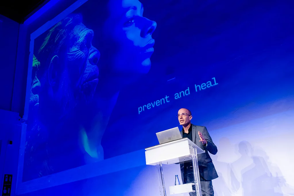 El evento comenzÃ³ con la conferencia magistral del historiador israelÃ Yuval Noah Harari, autor de libros influyentes como Â´Sabiosâ€™ y â€˜Homo Deusâ€™. Foto: LUIS CAMACHO