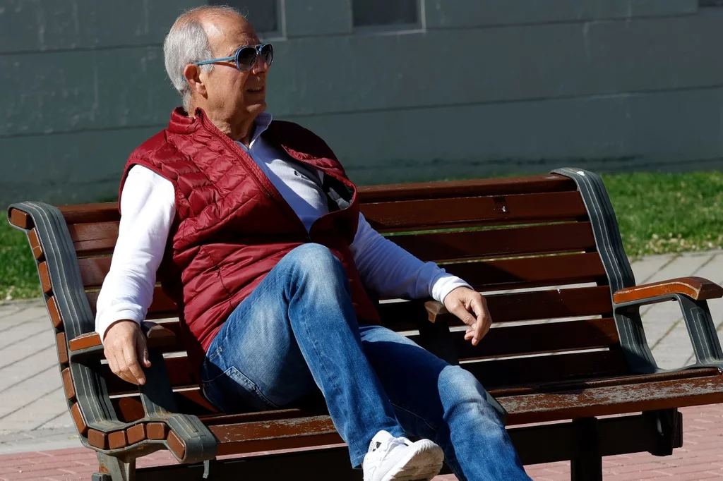 Una persona mayor sentada en un banco. Foto: JAVI MARTÃNEZ.
