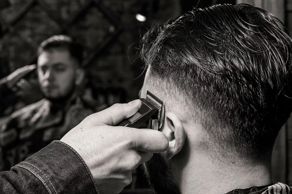 Corte de pelo rasurado en una peluquería. Foto: SHUTTERSTOCK.