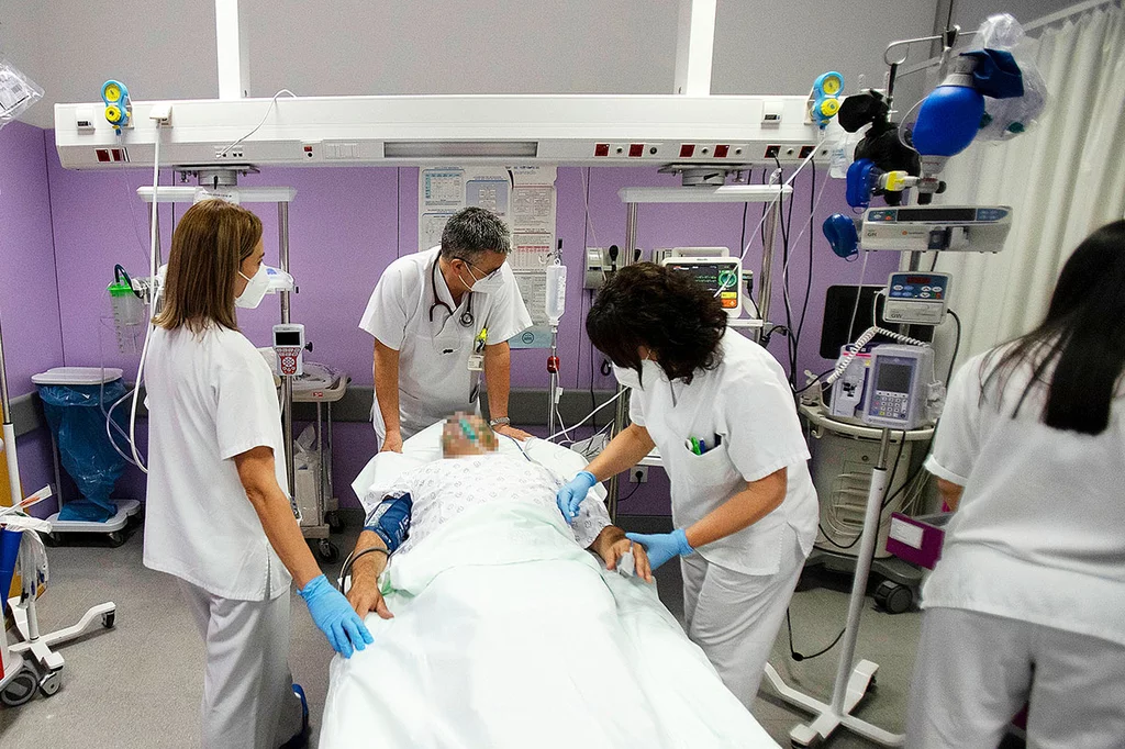 Sanitarios del servicio de Urgencias del Hospital do SalnÃ©s (Pontevedra) atienden a un paciente de prioridad I en el box de crÃticos o unidad de soporte vital. Foto: ARABA PRESS.