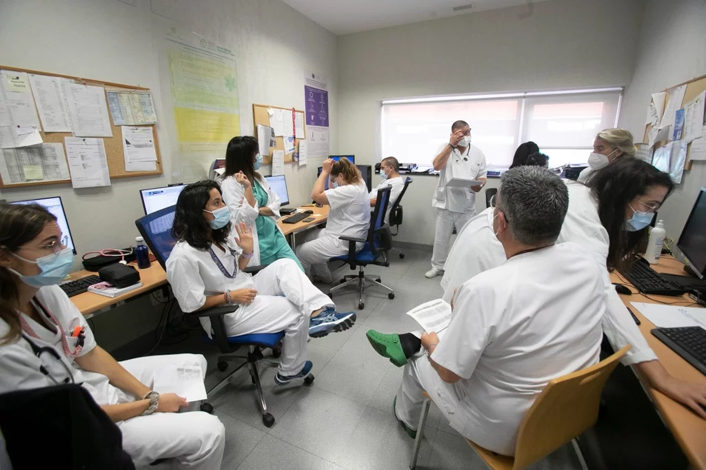 Médicos y residentes del servicio de Urgencias del Hospital do Salnés intercambian información sobre los pacientes durante el cambio de turno. Foto: ARABA PRESS.