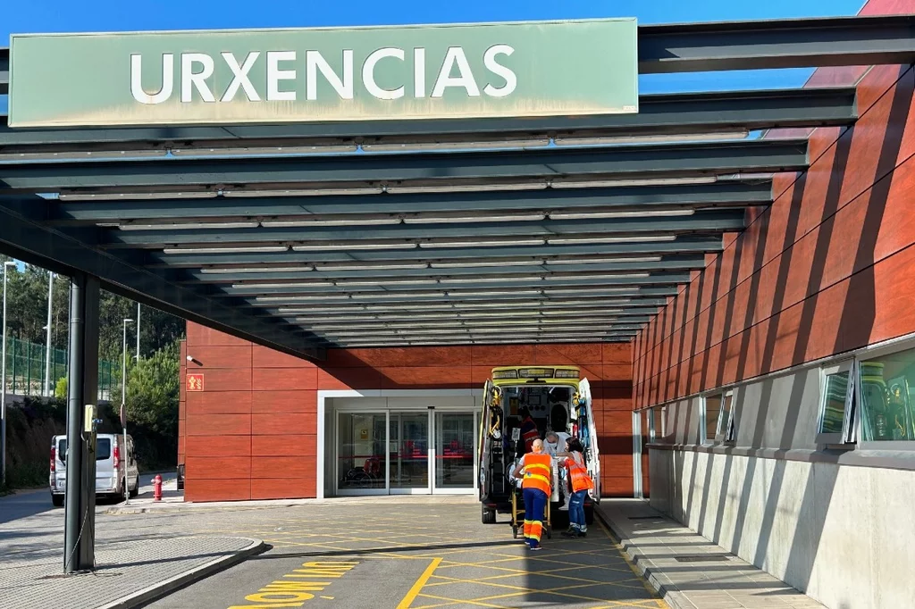 Llegada de la UVI mÃ³vil a las Urgencias del Hospital do SaldÃ©s (Pontevedra). Foto: ARABA PRESS.