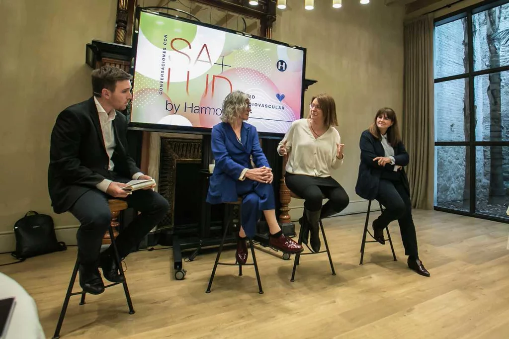 Roger PallarÃ©s, de Harmon, con Josepa Mauri, Nuria Alonso y MercÃ¨ Ayesta, en el encuentro de Barcelona. Foto: JAUME COSIALLS. 