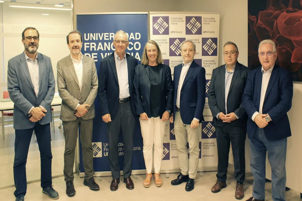 Francisco Campos, Fernando Caballero y José Galíndez, de la Medicina de la UFV, con Sofía Vallejo, presidenta de la Fundación Pía Aguirreche, y J. Antonio Verdejo, de la UFV, después: Javier Rocafort y Jacinto Bátiz. FOTO: DM