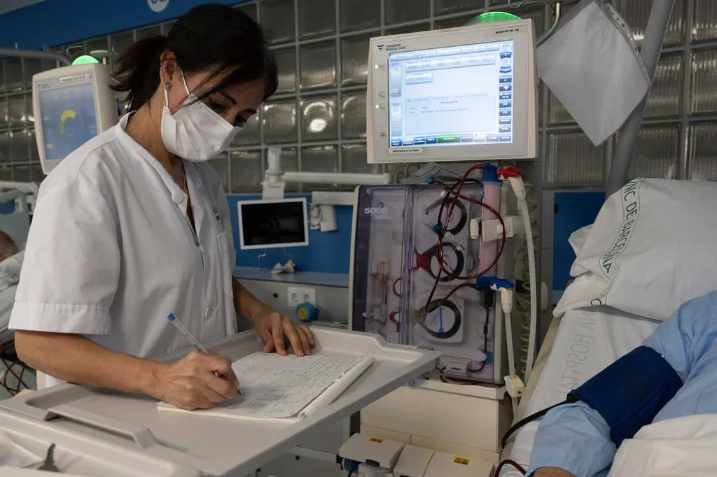 Una sanitaria del ClÃnic toma notas a mano de un paciente a causa del ciberataque.