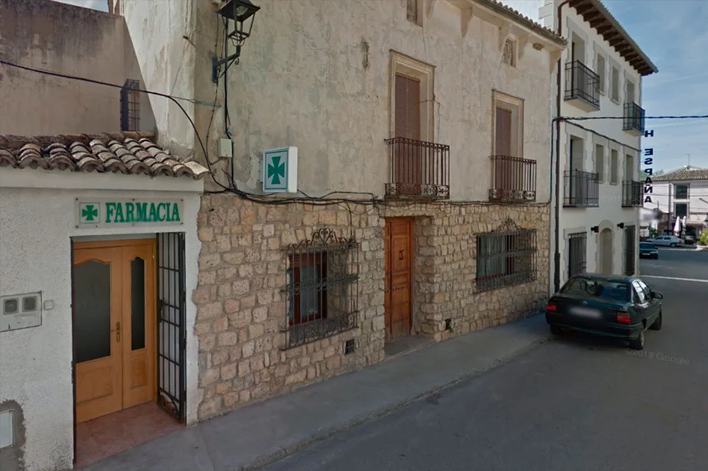 Farmacia de Alcocer (Guadalajara), cuya titular está intentando jubilarse después de 24 años. Foto: GOOGLE MAPS