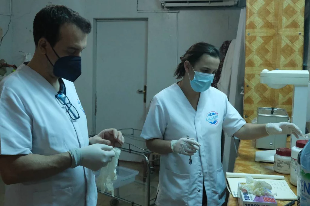 Cooperantes de LaSemi CooperaciÃ³n formulaciÃ³n en el laboratorio del Hospital de TÃes, en Senegal. Foto: LASEMI COOPERACIÃ“N.
