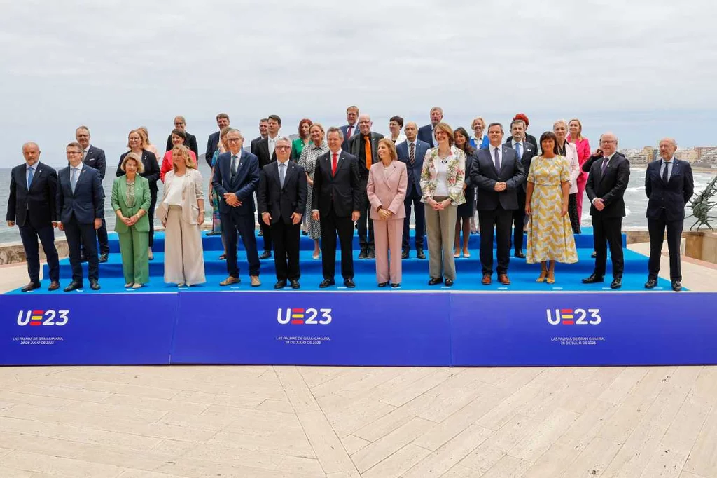 La comisaria de Salud de la UE, Stella Kyriakides; el ministro de Sanidad en funciones, JosÃ© Manuel MiÃ±ones, y el director general de la SecretarÃa General del Consejo, Cesare Onestini, entre otras autoridades. Foto: EFE.