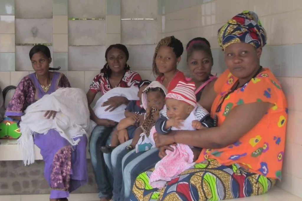 Embarazadas y mujeres con niños son el colectivo que más acude a los centros de salud del Hospital Monkole, en Kinshasa (República de El Congo, África). Foto: FUNDACIÓN AMIGOS DE MONKOLE.