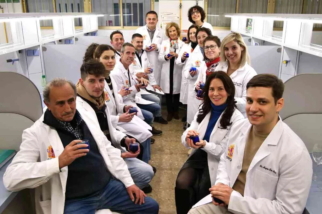 Al fondo, Mª Luisa Galán, profesora de Nutrición y Bromatología e investigadora jefa del panel de catas de la Facultad de Farmacia en Granada, en la sala de catas del Seminario de Estudios Gastronómicos y Enológicos de la Universidad de Granada. Foto: UNIVERSIDAD DE GRANADA.