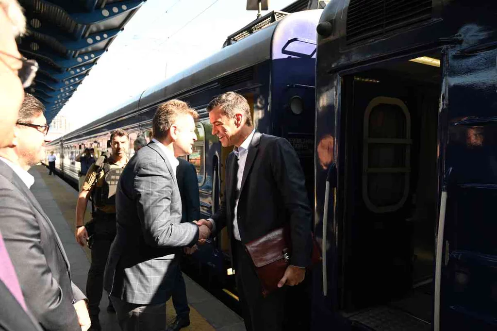 El presidente del Gobierno espaÃ±ol, Pedro SÃ¡nchez, a su llegada este sÃ¡bado en tren a la estaciÃ³n de Kiev, para reunirse con el presidente ucraniano, VolodÃmir Zelenski, en el primer dÃa de la presidencia espaÃ±ola de la UniÃ³n Europea (UE). Foto:  EFE/POOL MONCLOA / BORJA PUIG DE LA BELLACASA.