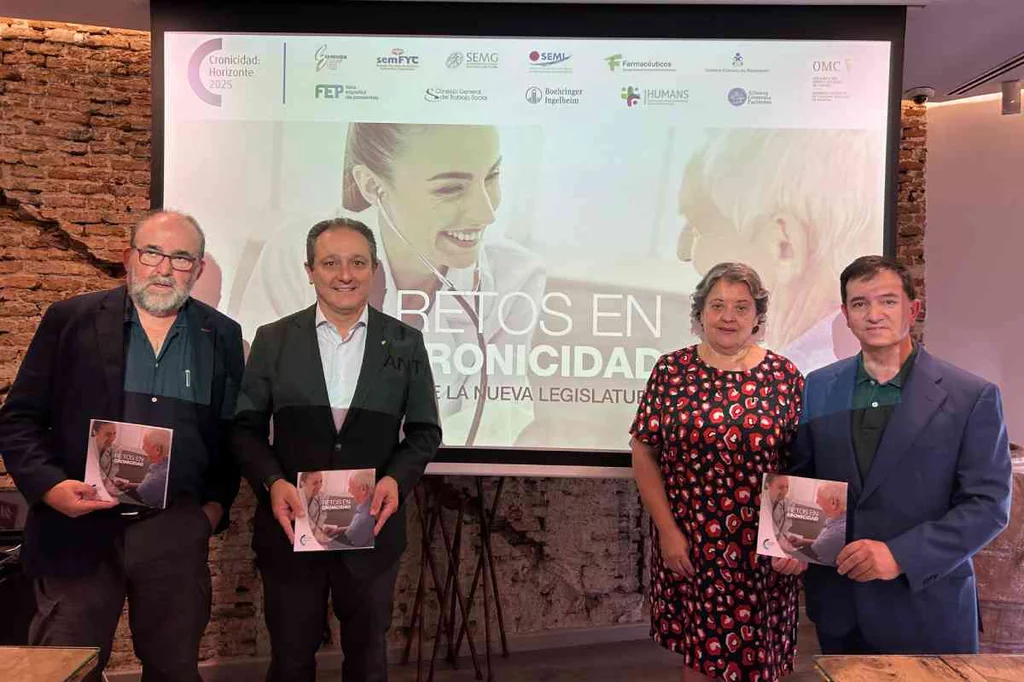  Antonio Manfredi, del Foro EspaÃ±ol de Pacientes (FEP); Juan Pedro RÃsquez, del Consejo General de COF; MarÃa Luisa LÃ³pez DÃaz-Ufano, de la Sociedad EspaÃ±ola de MÃ©dicos de AtenciÃ³n Primaria-Semergen, y Diego Ayuso, del Consejo General de EnfermerÃa. Foto:  PLATAFORMA CRONICIDAD HORIZONTE 2025.