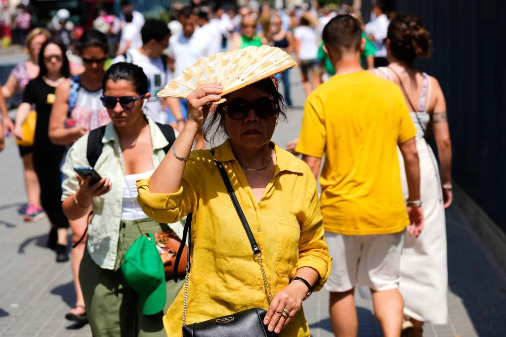 Una turista se protege del sol en Barcelona este lunes en plena ola de calor. Foto: EFE/ALEJANDRO GARCÍA.