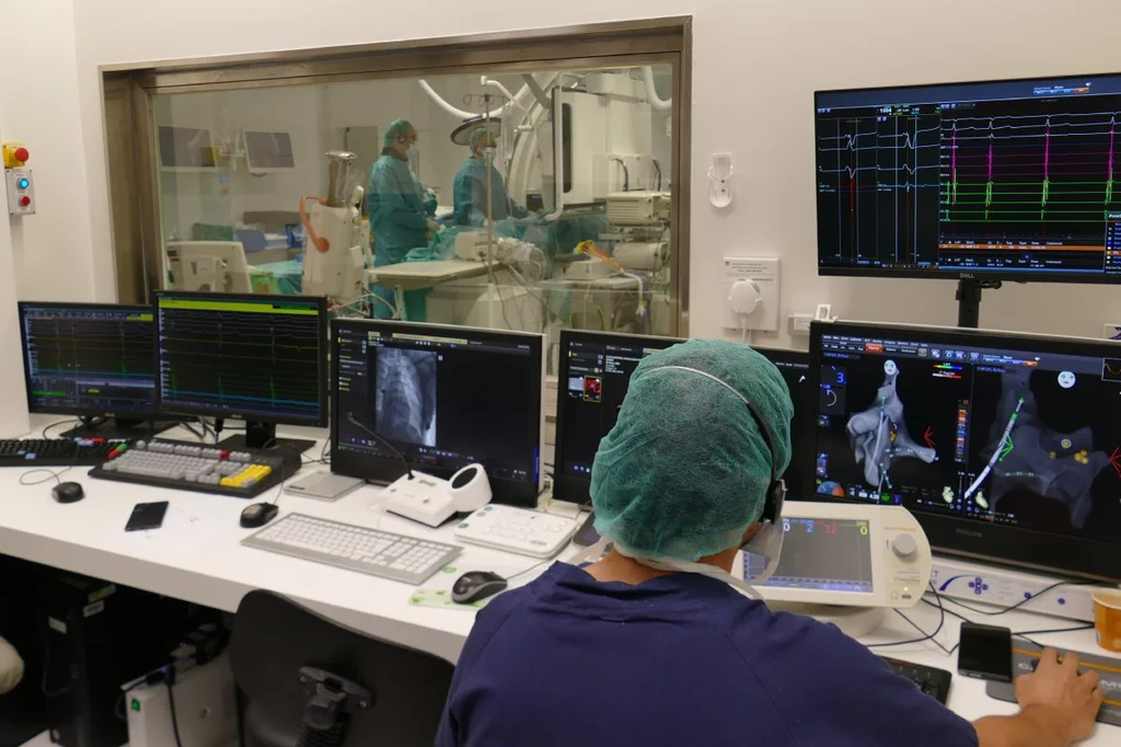 Sala de control del quirÃ³fano hÃbrido donde se realiza el apoyo a la intervenciÃ³n de la arritmia en el Hospital QuirÃ³nsalud Madrid.