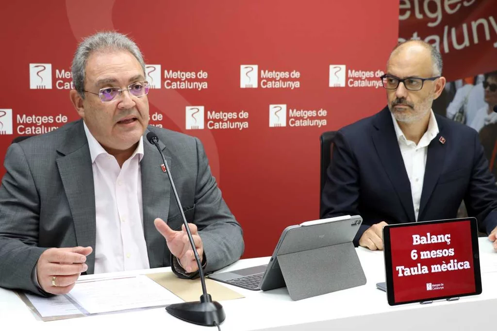 Xavier Lleonart, secretario general, y David Arribas, vicesecretario general, en la rueda de prensa en la sede de MÃ©dicos de CataluÃ±a. Foto: MIGUEL RAMUDO.