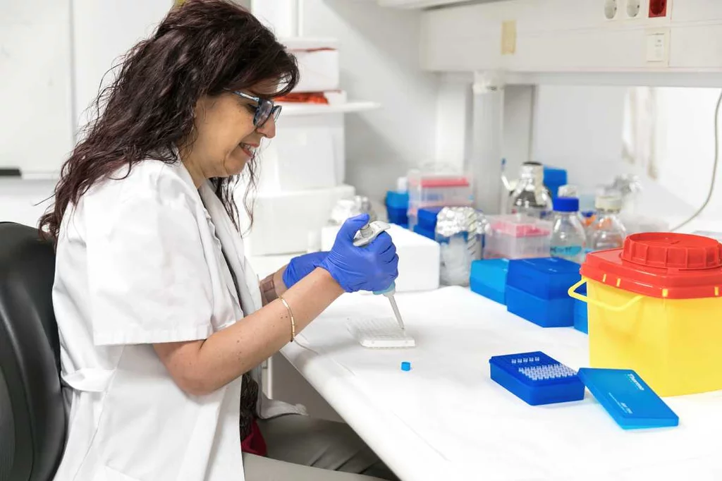 Sara Larriba, en el laboratorio del Idibell donde estudian los biomarcadores de azoospermia. Foto: SONIA TRONCOSO 