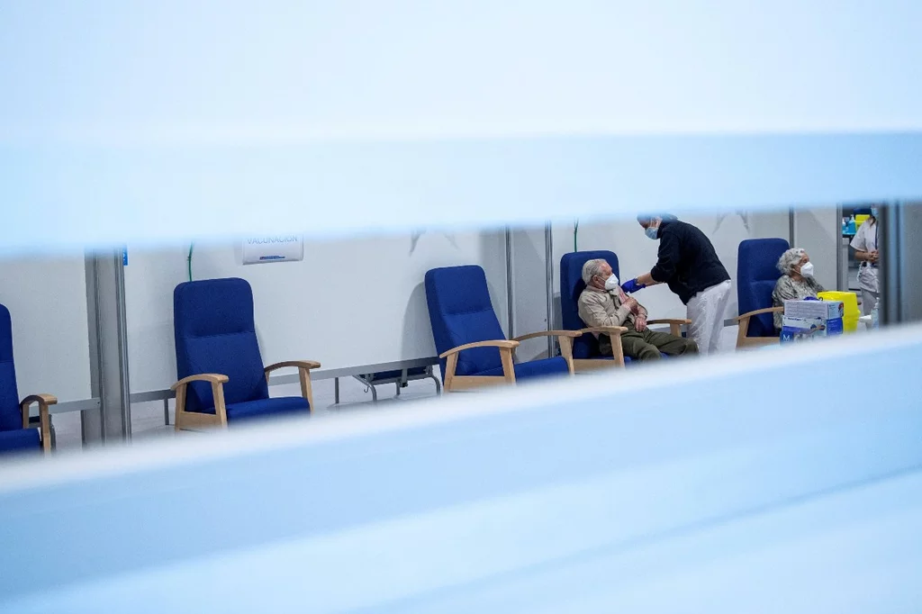VacunaciÃ³n de mutualistas en el Hospital Zendal en Madrid. Foto: RODRIGO JIMÃ‰NEZ/ EFE
