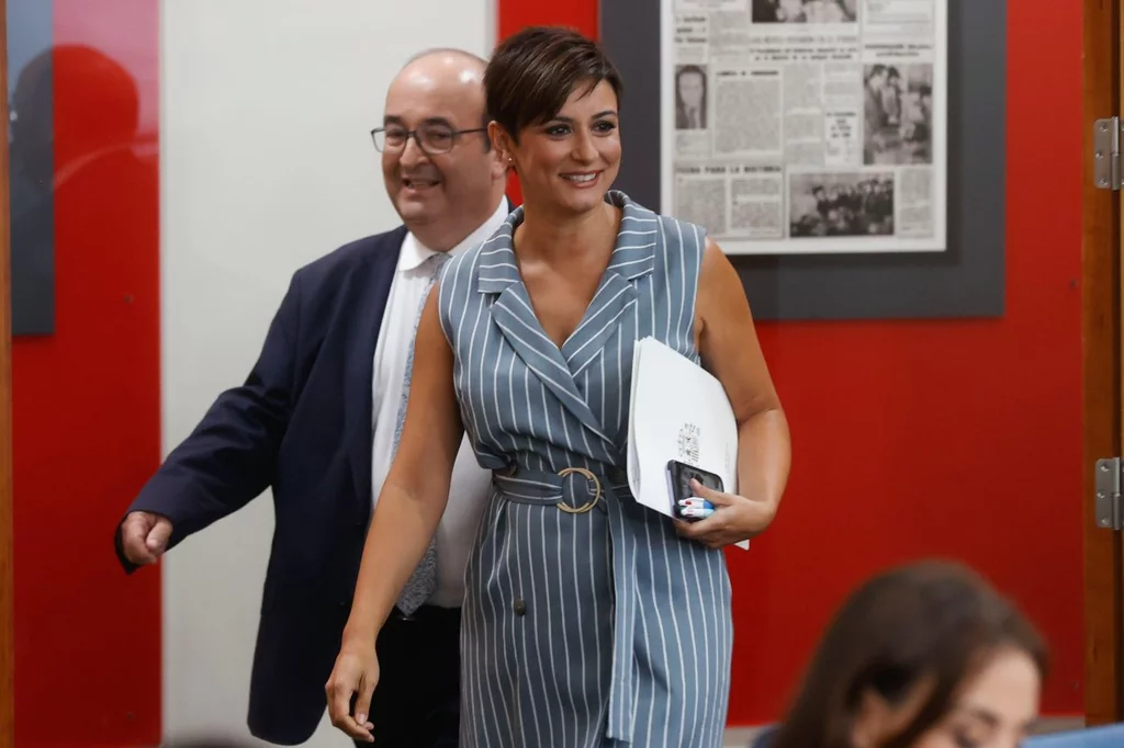  La ministra de PolÃtica Territorial y portavoz, Isabel RodrÃguez, seguida por el ministro de Cultura y Deporte, Miquel Iceta, a su llegada a la rueda de prensa. Foto: EFE/JUAN CARLOS HIDALGO