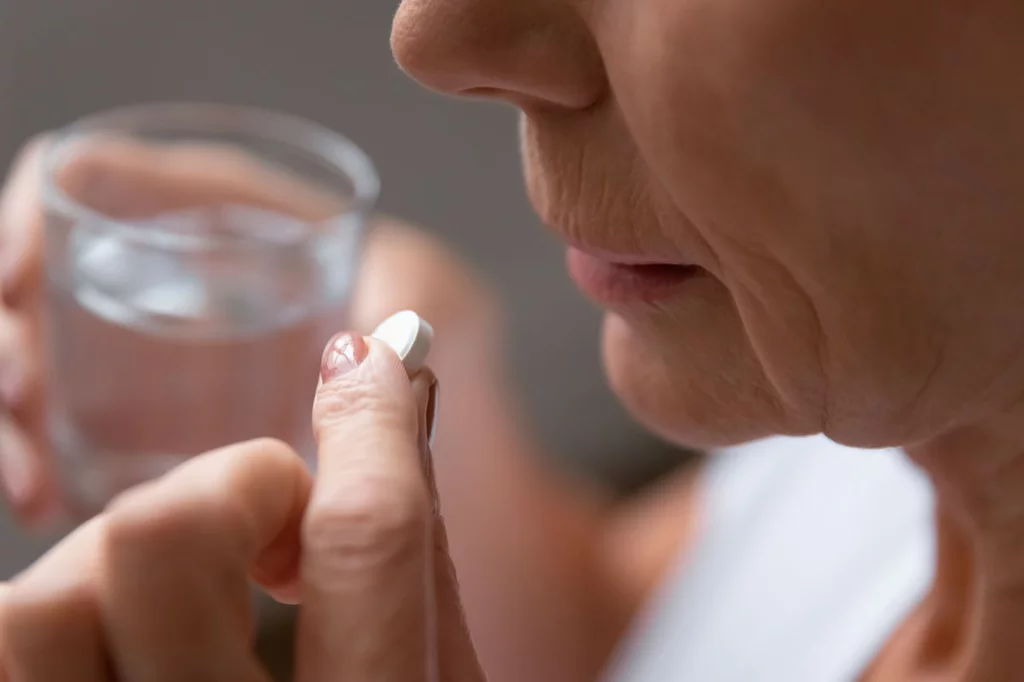 La aspirina diaria es un pilar de la farmacoterapia en la prevención secundaria cardiovascular.