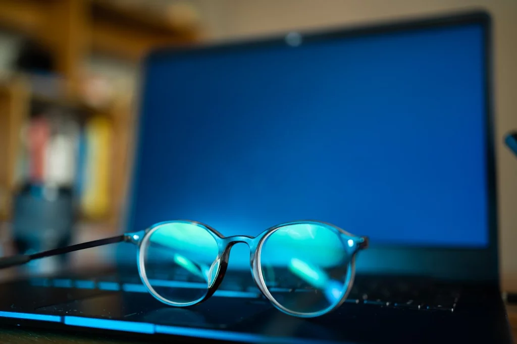 No hay evidencia que recomienden el uso de lentes con filtro de luz azul para reducir la fatiga ocular asociada con el uso del ordenador. Foto SHUTTERSTOCK