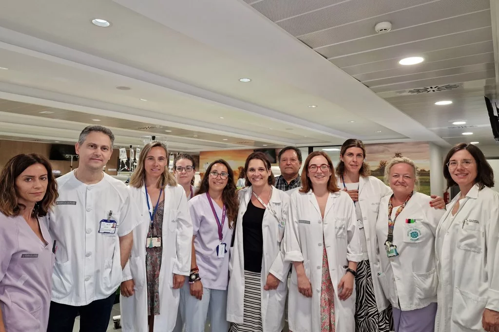 Julián Borrás y María Torres (quinto y sexta por la derecha), con el equipo multidisciplinar formado por especialistas en Oncología Médica, Alergología y Farmacia junto con personal de Enfermería del Hospital de Día de Oncología. Foto: DM