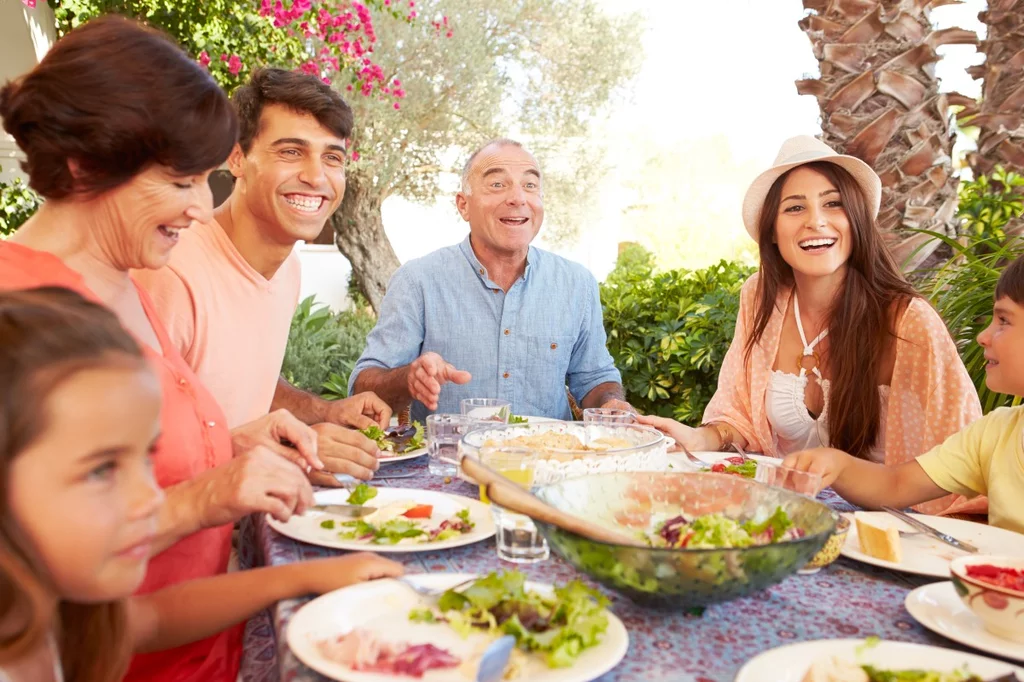 El estilo de vida mediterráneo, con dieta mediterránea y socialización, disminuye el riesgo de muerte. Foto: SHUTTERSTOCK.