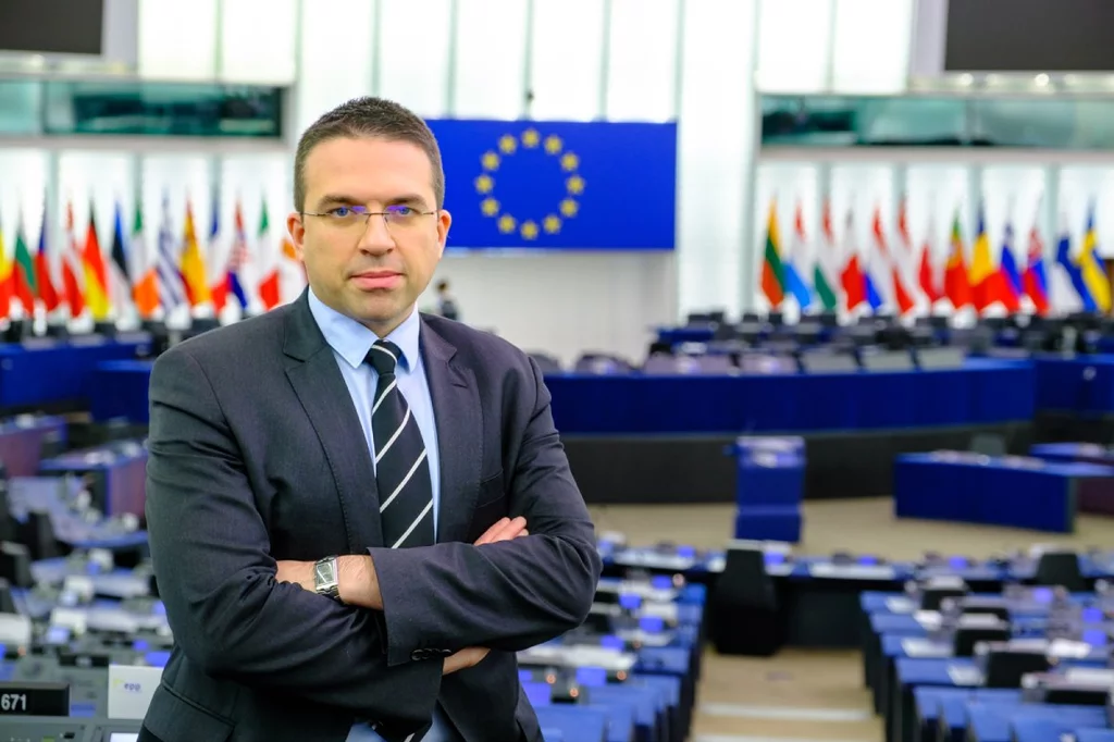 El eurodiputado Tomislav Sokol en la sede del Parlamento Europeo en Estrasburgo.