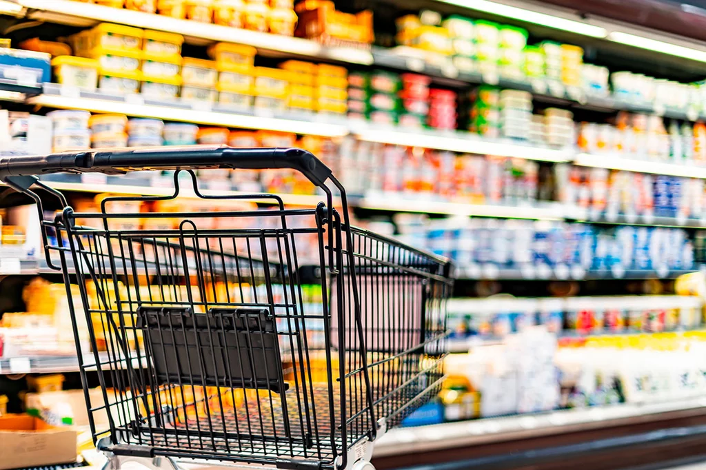 Productos alimenticios de todo tipo abarrotan los estantes de un supermercado.